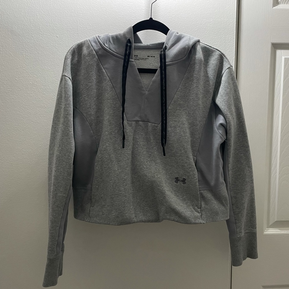 Under armour crapped sweatshirt in M